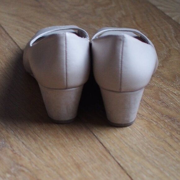 Le Château | Leather Tan Coloured Wedge Sandals - Picture 5 of 9